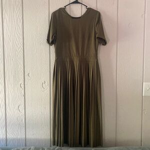 Green Emersyn Pleated Midi Dress